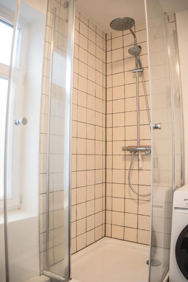 Doppelbett In Heller Wohnung Hamburg Bagian luar foto